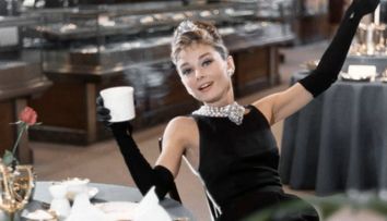 Cine este celebra actriță de la Hollywood care o va interpreta pe Audrey Hepburn într-un film despre „Breakfast at Tiffany’s”