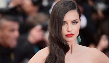 Adriana Lima si noul ei iubit nu-si pot dezlipi mainile unul de pe celalalt. Cum au fost surprinsi de paparazzi