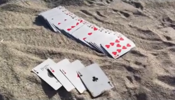 Un truc cu carti care se poate face numai pe nisip. N-are cum sa nu-ti iasa din prima: e super simplu, dar efectul e WOW: VIDEO
