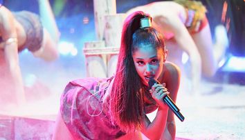 Ariana Grande, acuzată că a copiat ținuta unui travestit în videoclipul piesei ”7 Rings”