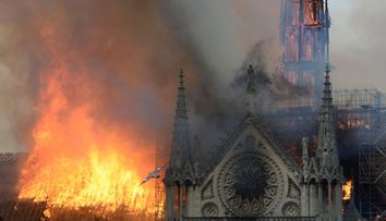 ”E ca și cum ai privi cum îți moare cineva drag”. Reacția celebrităților față de incendiul de la Notre Dame