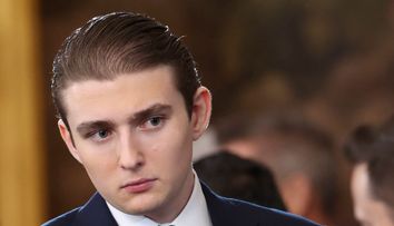 Barron Trump, fiul de 19 ani al președintelui SUA, a golit un etaj întreg din Trump Tower pentru o întâlnire amoroasă secretă