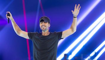 Anna Kournikova a fost ovaționată de către fanii lui Enrique Iglesias. Momentul tandru surprins la concertul de la Vancouver: „Ce cuplu frumos!”