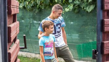VIDEO O poveste cu doi frați care și-au jurat să nu se părăsească niciodată. „E un soi de lecție de viață”