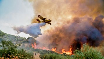 O femeie a aruncat o țigară și a incendiat o întreagă insulă din Grecia. Ce urmează acum pentru ea