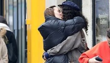 Nu îi pasă de nimeni și nimic! Celebra actriță și-a sărutat pasional iubita în văzul lumii! Detaliul bombă surprins de paparazzi