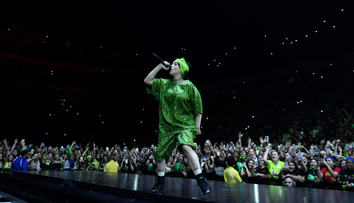 Billie Eilish susține că nimeni nu ar trebui să își asundă corpul pentru a evita hărțuirile
