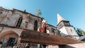 Paula Herlo si designerul Andreea Tincu fac echipă în sprijinul salvării patrimoniului arhitectural al României