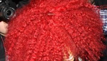 Rihanna, cu o claie imensa de par rosu, intr-un club din Hollywood FOTO
