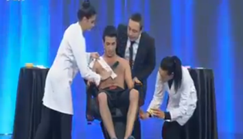 Experiment dureros: Poate un barbat sa cante in timp ce este epilat cu ceara? VIDEO