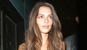 E considerata femeia cu cel mai frumos bust natural, dar trebuie sa-i vezi abdomenul. Aparitie sexy pentru Emily Ratajkowski
