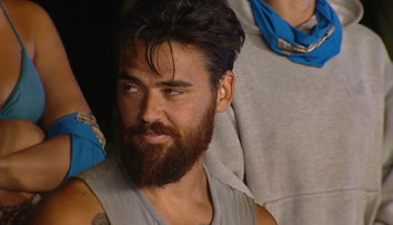 Survivor All Stars 26 martie 2024. Andrei Ciobanu îi bate obrazul lui Sorin Pușcașu, după gestul obscen pe care l-a făcut. Războinicul nu se lasă mai prejos și îi dă replica: „Alți cățeluși care latră pe acolo”