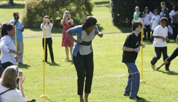 Arde calorii si mentine-te in forma cu hula hoops, cum face si Michelle Obama FOTO si VIDEO