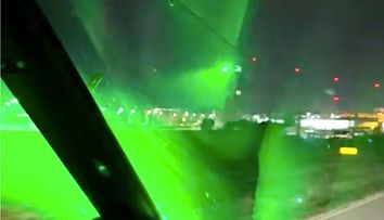 VIDEO Laserul unui copil de 5 ani a încurcat aterizarea unui elicopter la Sibiu. 