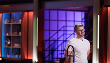 Povestea incredibilă de viață a lui Alessandro Lusito, concurentul din bucătăria MasterChef care a plecat din Italia din cauza unor probleme cu Mafia! El se numără printre cei 20 de concurenți care se luptă pentru premiul cel mare al competiției
