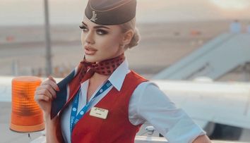 „Mă rog să te întâlnesc măcar o dată”. Stewardesa de o frumusețe ireală care nu poate trece neobservată