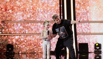 Smiley și Pavel Bartoș au apăsat butonul auriu, aseară, pentru o fetiță care a făcut acrobații aeriene: „Cu delicatețe, cu blândețe, cu tot sufletul...”  Show-ul Românii au talent a fost lider incontestabil de audiență