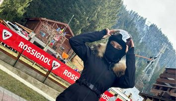 Celebra artistă din România și-a asumat relația cu iubitul cu 20 de ani mai tânăr, la doi ani de la separarea de tatăl ultimului său copil. A fost curtată și de băieți mai tineri decât fiul ei, dar un singur pretendent a reușit să îi atragă atenția. Cum au fost surprinși cei doi îndrăgostiți