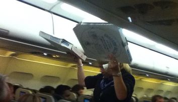 Au ramas blocati in avion cateva ore, in timpul unei furtuni. Gestul de aplaudat al pilotului le-a facut tuturor ziua mai frumoasa