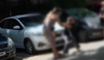 Ce le-a spus polițiștilor mama care și-a bătut fiica de opt ani pe stradă în Constanța. Copiii ei au fost preluați de bunica paternă