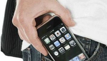 Un hot de iPhone i-a trimis proprietarului telefonului lista de contacte scrisa pe hartie