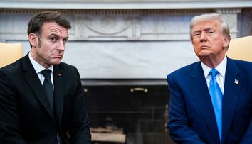 Casa Albă a dezvăluit boala de care suferă Donald Trump. Simptomele misterioase au apărut după ce a dat mâna cu Macron