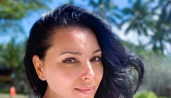 Corina Caragea, superbă în costum de baie! Cum a fost fotografiată pe plajă frumoasa prezentatoare