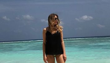 Laura Cosoi, superba si cu burtica. Cum arata vedeta in costum de baie, in luna a patra de sarcina