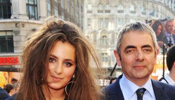 Fiica lui Mr. Bean este model, dar trebuie sa o vezi pe mama ei. Cum arata frumoasa sotie a lui Rowan Atkinson