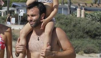 Toti au intors capul dupa ei. Au facut senzatie la plaja. Cum arata iubita acestui barbat