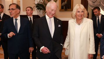 Regele Charles al III-lea și soția sa au împlinit 20 de ani de căsnicie! Semnificația specială din spatele rochiei purtate de Regina Camilla pentru portretul aniversar