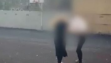 VIDEO Rebeca, presupusa iubită a lui Vlad Pascu, s-a bătut cu o colegă în curtea liceului în care învață
