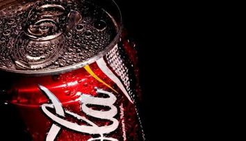 Pentru prima data in istorie, Coca-Cola schimba culoarea cutiilor rosii. FOTO