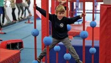 Puștii nu s-au antrenat degeaba. Americanii lansează Ninja Warrior pentru copii, în toamnă