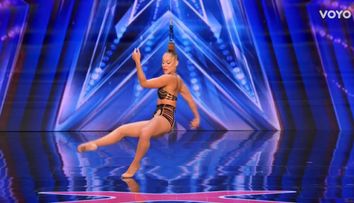 Danila a plutit pe scena America's Got Talent, susținută doar de podoaba capilară