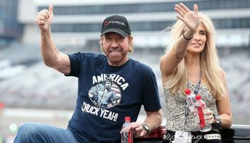Chuck Norris, la piscină cu soția lui. Cum arată Gena O’Kelley la 60 de ani