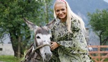 Andreea Antonescu a iesit cu vacile si caprele la pascut pe www.protv.ro
