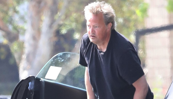 Matthew Perry, îmbrăcat sărăcăcios, dar la volanul unui bolid de 145.000 de dolari