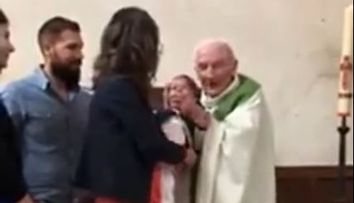 Un preot starneste controverse puternice dupa ce imaginile in care palmuieste un bebelus au devenit publice