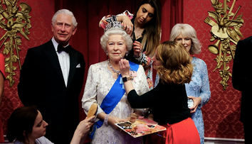 Statuia de ceară a Regelui Charles III de la Muzeul Madame Tussauds, vandalizată cu tort