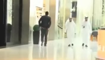 Si-a scapat portofelul pe strada, iar ce a urmat e o lectie de viata. Reactia trecatorilor din Dubai la vederea obiectului pierdut