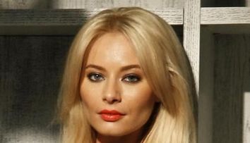 Laura Cosoi isi surprinde fanii cu un look complet schimbat. Cum arata actrita tunsa scurt si cu breton - FOTO