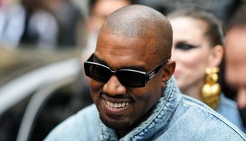 Kanye West, pus la zid pentru că și-a expus noua colecție de haine în saci de gunoi: 