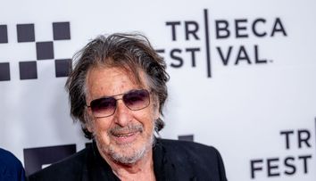 Gemenii lui Al Pacino, apariție rară la un eveniment monden. Tinerii de 21 de ani, alături de mama lor pe covorul roșu