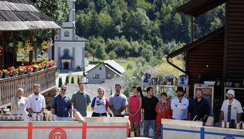 Începe provocarea supremă la MasterChef. Concurenții au fost împărțiți în două echipe. Căpitanii, Diana și Cosmin, au ales cu cine vor lucra. Care este planul
