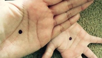 Motivul pentru care oamenii din toata lumea isi fac un punct negru in podul palmei. Ce reprezinta simbolul