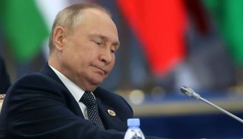 O rusoaică de 60 de ani riscă cinci ani de închisoare după ce a pus un bilet pe mormântul părinților lui Vladimir Putin