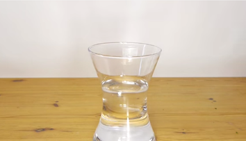 Pune scotch transparent pe o vaza. Ce se intampla cand aranjeaza florile. Rezultatul, spectaculos