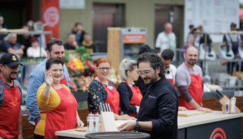 Masterchef, 30 septembrie. Un concurent încearcă să cumpere un kil de cartofi, din Obor, cu 1000 de euro! A fost nevoie și de intervenția medicului: ”S-a tăiat dom doctor! De ce nu te tratezi singur, tată?”