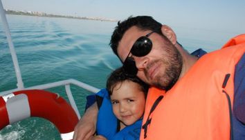 Alex Dima si fetita lui, Sara, s-au bucurat de mare la Vama Veche